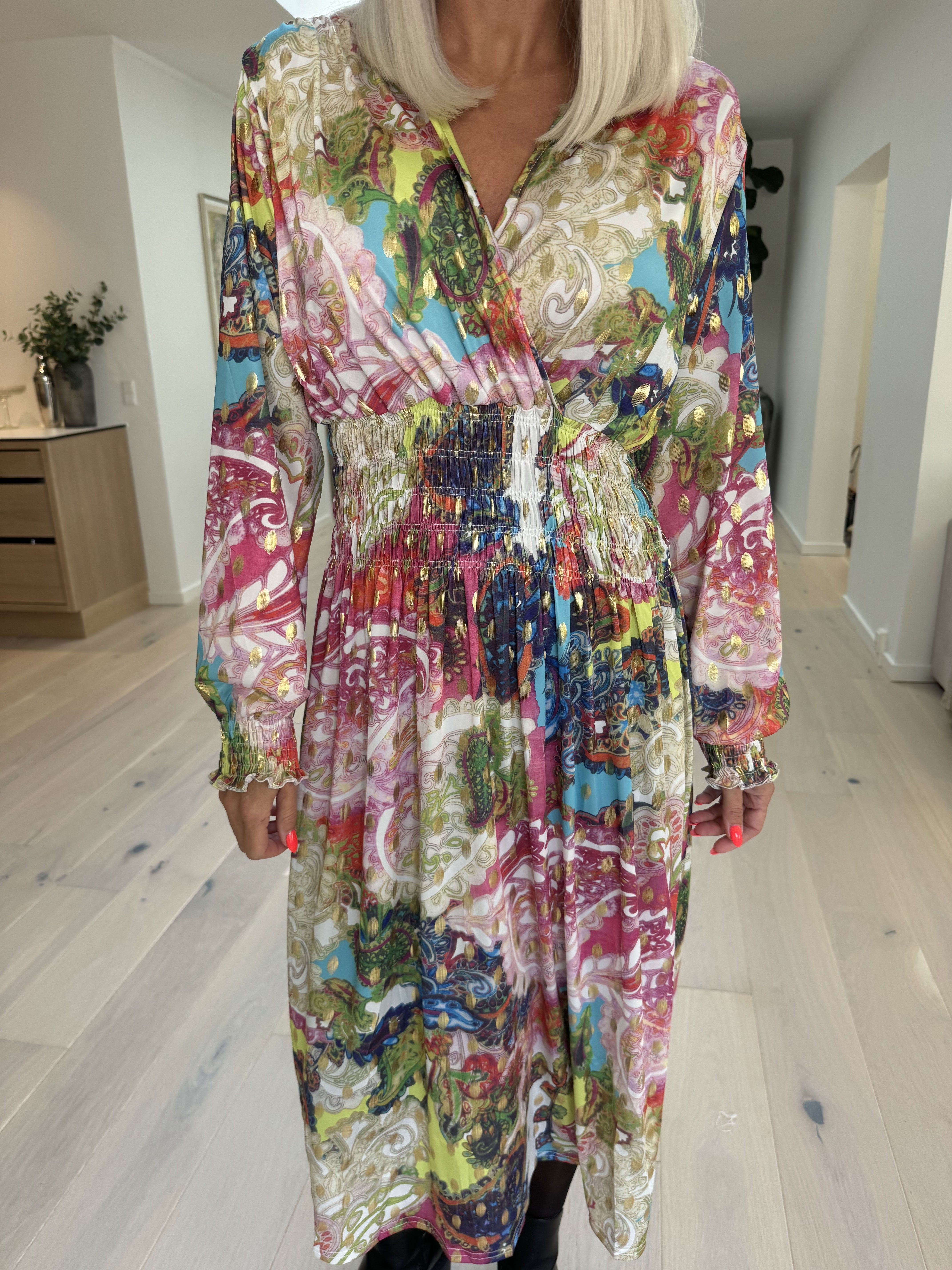 Pams Elements Midi L/S - Elastisk mønstret kjole i krølfrit stof